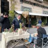 E tra una chiacchiera e l�altra c�� chi si ferma per acquistare i suoi manufatti che l�artigiano vende a 10 euro, pur accettando un compenso �libero� maggiore. A chiedere un vaso all�artigiano � il signor Antonio che vuole regalarlo al figlio Giorgio